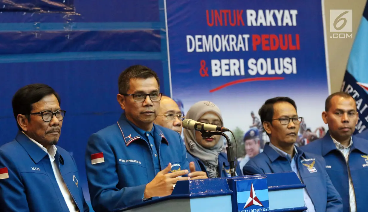 Sekjen Partai Demokrat, Hinca IP Pandjaitan XIII (kedua kiri) memberi keterangan terkait surat dari Susilo Bambang Yudhoyono (SBY), Jakarta, Kamis, (28/2). SBY berpesan agar para kader dan caleg tetap solid. (Liputan6.com/Helmi Fithriansyah)