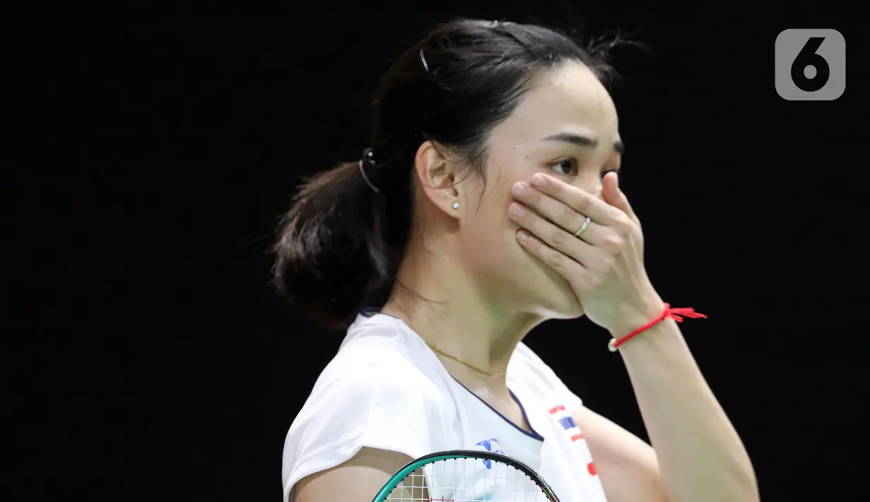 Pebulutangkis tunggal putri Thailand, Nitchaon Jindapol saat melawan Carolina Marin (Spanyol) pada babak pertama Indonesia Masters 2020 di Istora GBK, Jakarta, Rabu (15/1/2020). Nitchaon Jindapol kalah 13-21, 15-21. (Liputan6.com/Helmi Fithriansyah)