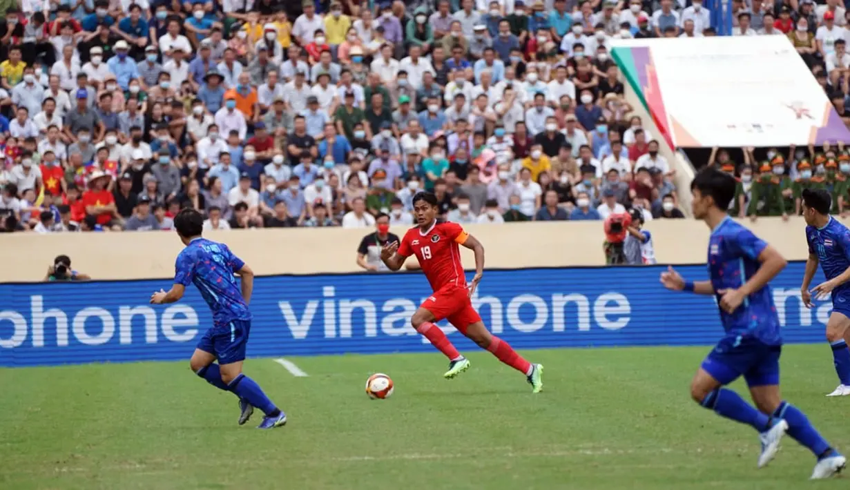Pemain Timnas Indonesia U-23 Fachruddin Aryanto (tengah) berlari ke arah bola saat melawan Timnas Thailand U-23 pada pertandingan semifinal SEA Games 2021 di Thien Truong Stadium, Vietnam, Kamis (19/5/2022). Timnas Indonesia U-23 kalah 0-1. (Dok. PSSI)