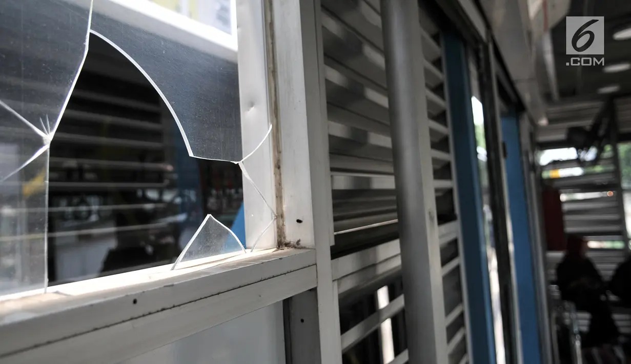 Kondisi kaca pecah di Halte Transjakarta Pasar Rumput, Manggarai, Jakarta, Minggu (3/2). Tawuran antarwarga menyebabkan Halte Transjakarta Pasar Rumput rusak akibat terkena lemparan batu. (Merdeka.com/Iqbal Nugroho)