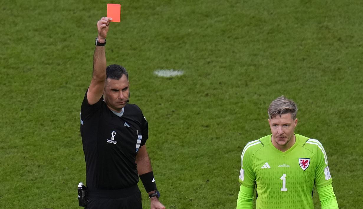 Wasit Mario Alberto Escobar Toca pun membatalkan kartu kuning yang diberikan untuk Wayne Hennessey dan menggantinya menjadi kartu merah. (AP/Manu Fernandez)