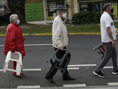Pensiunan harus antre panjang menunggu disuntik vaksin Covid-19 di luar pusat vaksinasi Social Security Institute di Quito, Ekuador, Kamis (6/5/2021). Para lansia dan pendampingnya menunggu berjam-jam untuk divaksinasi. (AP Photo/Dolores Ochoa)