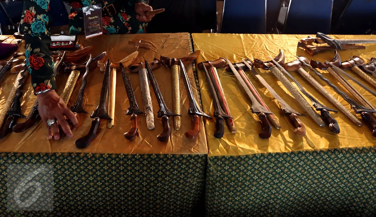 Sebanyak 100 keris yang ditempa di era Kerajaan Majapahit pada abad ke-14 dipamerkan saat Pameran Keris Nasional Mahakarya Keris Majapahit di Taman Mini Indonesia Indah (TMII), Jakarta, Kamis (4/5). (Liputan6.com/Johan Tallo)