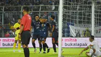 Dendi Santoso berhasil mencetak dua gol saat Arema menang dalam uji coba lawan PSIS Semarang. (Iwan Setiawan/Bola.com)