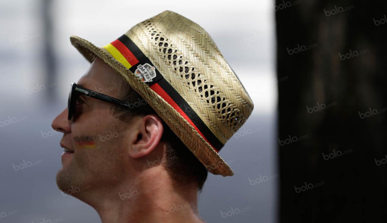 Meskipun Jerman kalah di semifinal oleh Prancis tak menyurutkan niat Chistopher untuk menonton laga final Piala Eropa 2016. (Bola.com/Vitalis Yogi Trisna)