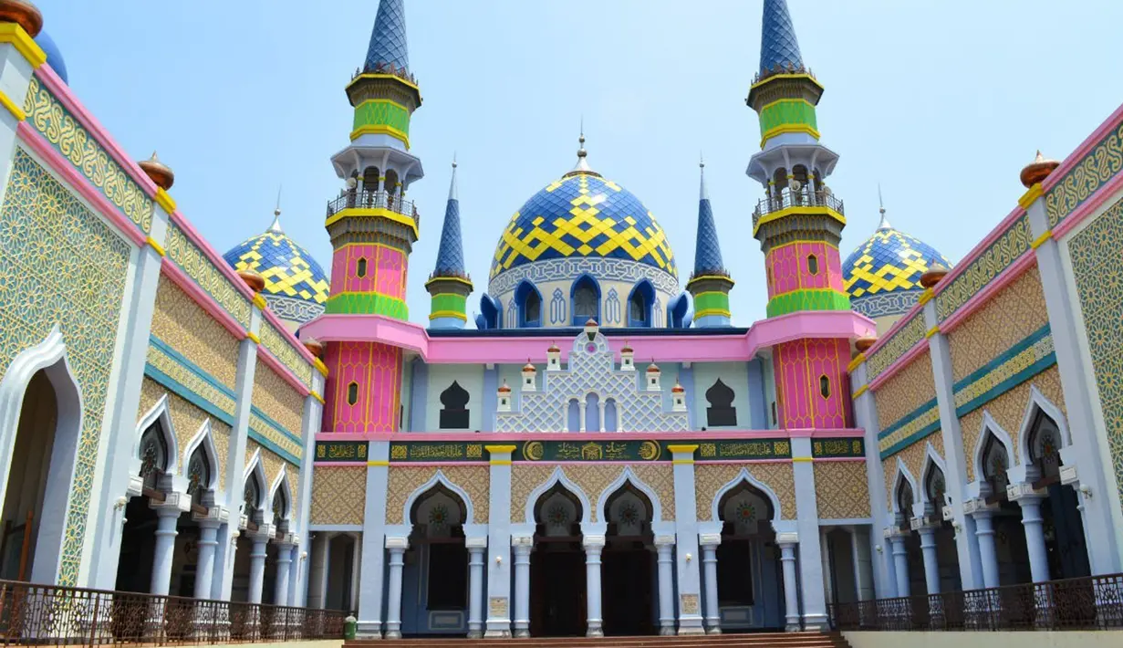 Masjid Agung Tuban berdiri dengan megah di tengah alun – alun kota Tuban dan berada tidak jauh dari kompleks makan Sunan Bonang. (Istimewa)