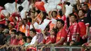 Sejumlah suporter Singapura terlihat tegang saat menyaksikan laga timnas Singapura U-23 melawan Filipina di penyisihan grup A Sea Games 2015 di Stadion Jalan Besar, Singapura, Senin (1/6/2015). Singapura unggul 1-0. (Liputan6.com/Helmi Fithriansyah)