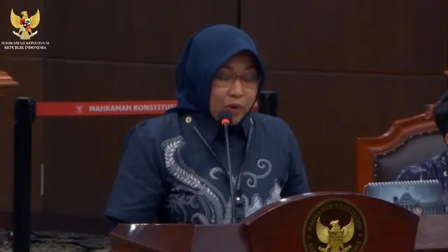 Guru Besar Ilmu Hukum UNS, Sunny Ummul Firdaus, saat memberi keterangan sebagai ahli dalam sidang uji materi UU APBN 2026, Rabu (1/7/2026). (Dok. Tangkapan Layar YouTube Mahkamah Konstitusi)