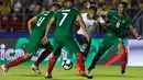 Gelandang Brasil, David Neres berusaha melewati tiga pemain Bolivia selama pertandingan grup A Piala Copa America 2019 di stadion Morumbi di Sao Paulo, Brasil (14/6/2019). Brasil menang telak 3-0 atas Bolivia. (AP Photo/Victor Caivano)