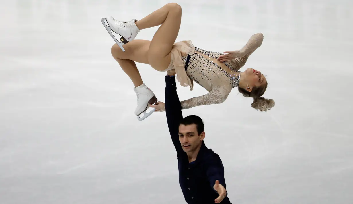 Pasangan atlet Figure Skating Amerika Serikat, Alexa Scimeca Knierim dan Chris Knierim mencoba menampilkan keindahannya dalam menari di atas seluncur es pada Figure Skating World Championships di Assago, dekat Milan, Rabu (21/3). (AP Photo/Luca Bruno)