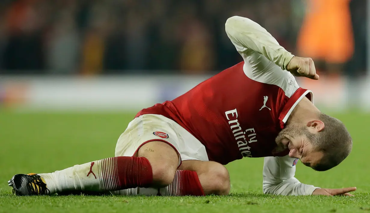 Pemain Arsenal, Jack Wilshere bereaksi di lapangan setelah gagal mencetak gol ke gawang Red Star Belgrade dalam penyisihan Grup H Liga Europa di Emirates Stadium, Jumat (3/11). The Gunners ditahan imbang tanpa gol oleh tim tamu. (AP /Tim Ireland)