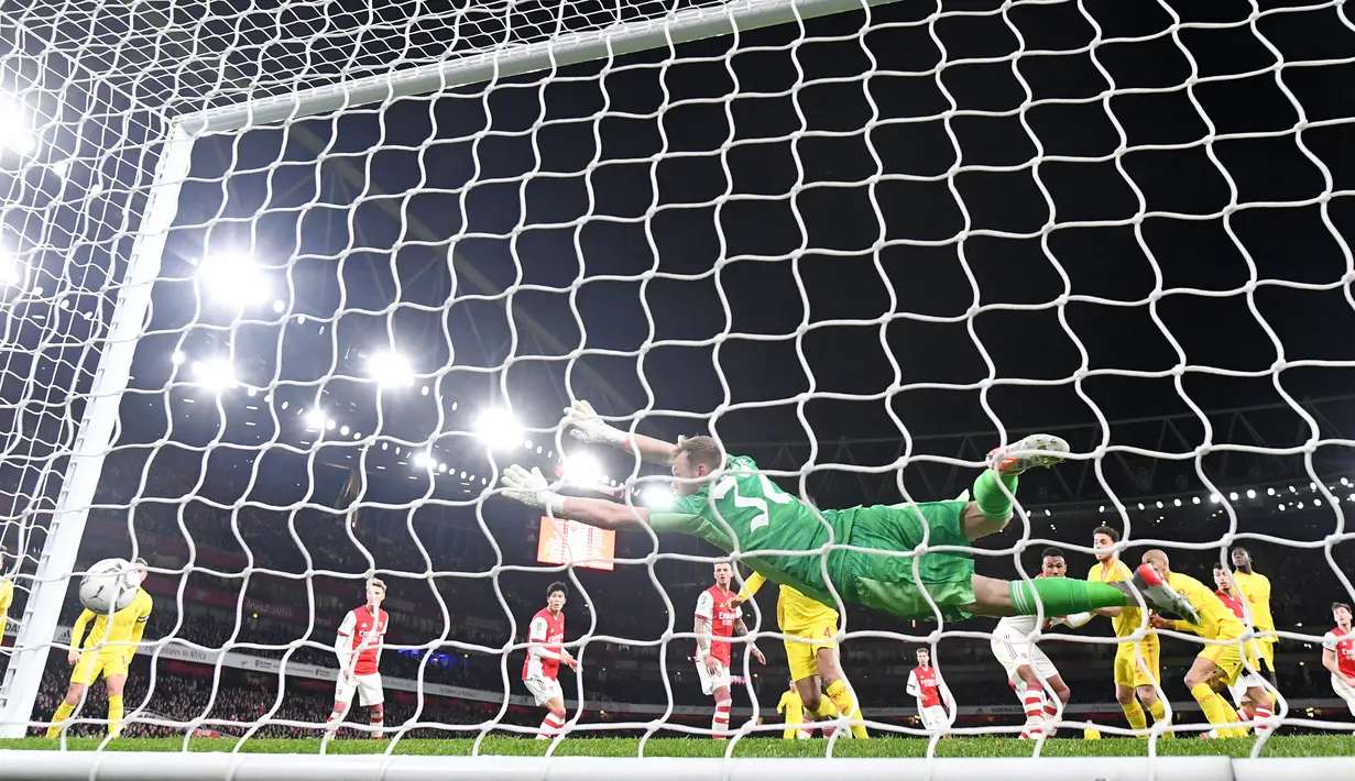 Giliran Liverpool yang nyaris menggandakan gol pada menit ke-59. Sundulan Ibrahima Konate memanfaatkan umpan sepak pojok masih membentur tiang gawang sebelah kiri Arsenal. (AFP/Justin Tallis)