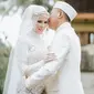 Vicky Prasetyo dan Angel Lelga telah melangsungkan akad nikah pada Jumat, 9 Februari 2018, di Masjid Istiqlal, Jakarta Pusat. Di hari bahagia tersebut, justru ada hal yang membuat banyak orang malah tertawa. (Instagram/antijittersphoto)