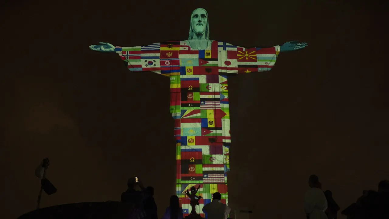 Pandemi COVID-19, Patung Yesus di Brasil Bermandi Cahaya Negara Terpapar