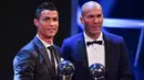 Pelatih Real Madrid, Zinedine Zidane berpose dengan Cristiano Ronaldo setelah meraih penghargaan pelatih terbaik pada acara The Best FIFA Football Awards 2017 di London,Inggris (23/10). (AFP Photo/Ben Stansall)