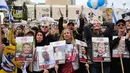 Orang-orang bereaksi ketika mereka menyaksikan layar di Hostages Square, Tel Aviv yang menyiarkan pembebasan sandera Israel yang ditahan oleh gerakan Hamas Palestina di Jalur Gaza, pada 22 Februari 2025. (Jack GUEZ/AFP)
