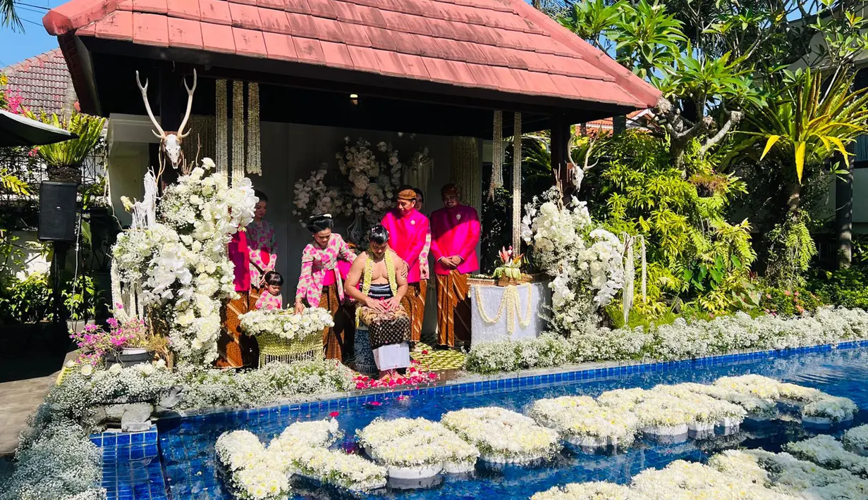 Presiden Joko Widodo atau Jokowi dan Ibu Negara Iriana melakukan prosesi siraman terhadap sang anak Kaesang Pangarep (tengah) jelang pernikahannya di kediaman, Sumber, Kota Surakarta, Jawa Tengah, Jumat (9/12/2022). Air siraman diambil dari tujuh sumber mata air yaitu Keraton Kasunanan, Keraton Mangkunegaran, Masjid Agung Surakarta, Umbul Pengging, Istana Merdeka, Istana Bogor, dan Kediaman Solo. (Tim Media Pernikahan Kaesang-Erina)