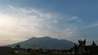 Gunung Marapi dilihat dari Agam, Sumbar, Selasa (9/8). BMKG Bukittinggi, masih menetapkan status Gunung Marapi pada level waspada, pasca timbulnya letusan disertai debu vulkanik Rabu (3/8).(Antara) 