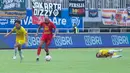 Pemain Persija Jakarta, Gustavo Almeida berusaha melewati pemain Persik Kediri pada laga BRI Liga 1 2024/2025 di Stadion Pakansari, Kabupaten Bogor,  Minggu (1/12/2024) sore WIB. (Bola.com/M Iqbal Ichsan)