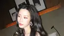 Dilengkapi dengan hoop earrings, Moon Ga Young pamer wajah cantiknya yang dipulas glowing makeup. Makeup bernuasan peach yang natural dengan seamless winged liner [@m_kayoung]