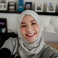 Warna lipstik ini memberikan nuansa yang lebih matang pada makeup hijabers.