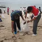 Kegiatan membersihkan sampah plastik di Pantai Kelan, Tuban, Denpasar, dalam rangka Earth Hour 2018