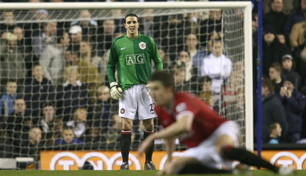 John O'Shea mengambil alih posisi kiper setelah Edwin van der Sar mengalami cedera di saat-saat akhir laga tandang Manchester United menghadapi Tottenham Hotspur di White Hart Lane pada 2007. (AFP/Chris Young)