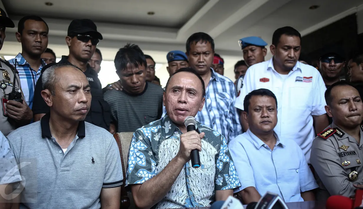 Kapolda Metro Jaya Irjen M Iriawan memberikan keterangan terkait penangkapan Ridwan alias Ius Pane di Bandara Halim Perdanakusuma, Minggu (1/1). Ius Pane adalah tersangka terakhir perampokan di Pulomas yang berhasil ditangkap. (Liputan6.com/Faizal Fanani)