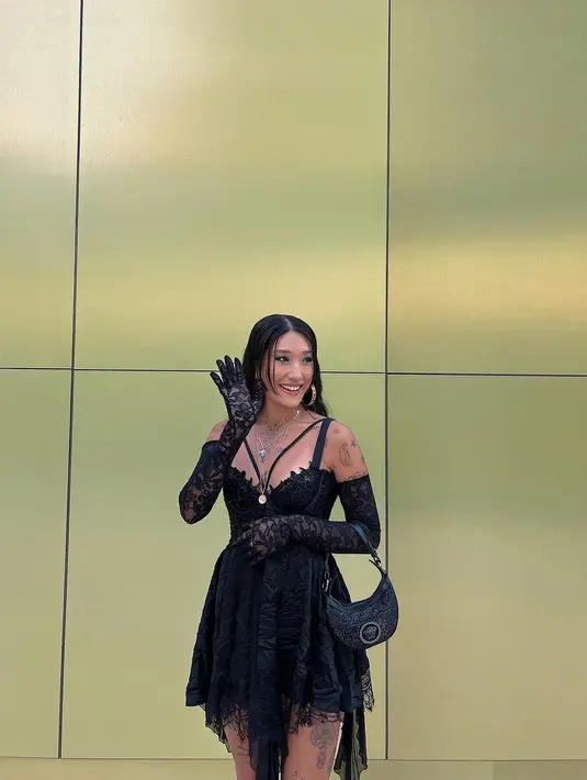 Gaya berpakaiannya juga sulit ditebak. Kadang colorful, kadang juga mengusung gaya gothic yang memikat. [Instagram @peggygou_]