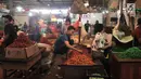 Aktivitas pedagang cabai di Pasar Induk Kramat Jati, Jakarta, Senin (8/7/2019). Harga cabai merah besar di pasar tersebut naik mencapai Rp55 ribu per kg, sedangkan cabai rawit menjadi Rp50 ribu per kg dan cabai rawit hijau pada kisaran Rp 60 ribu per kg. (merdeka.com/Iqbal S Nugroho)