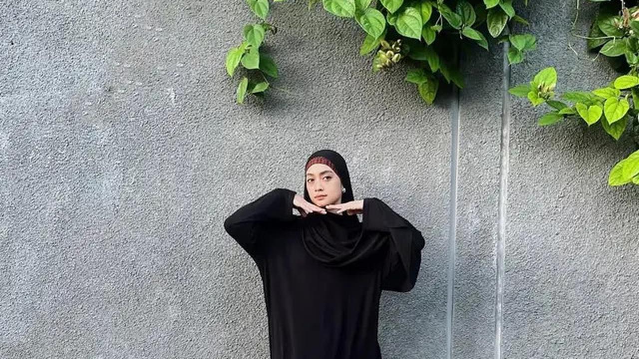 Inspirasi Outfit Ala Ayudia Bing Slamet, Si Penggemar Outfit Hitam yang Selalu Tampil Glowing dan Jadi Ciri Khasnya