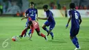 Pemain depan Sulawesi Selatan, Siswanto (kiri) terjatuh saat berusaha melewati tiga pemain Jawa Barat pada final PON XIX 2016 di Stadion Si Jalak Harupat, Kab Bandung, Rabu (28/9). Jabar unggul lewat adu penalti 5-4. (Liputan6.com/Helmi Fithriansyah)