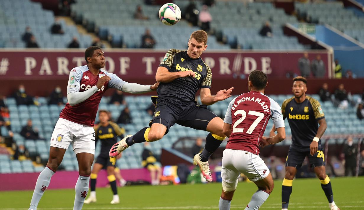 Penyerang Stoke City, Sam Vokes, berusaha menyundul bola ke gawang Aston Villa pada laga Piala Liga Inggris di Stoke City, Jumat (2/10/2020) dini hari WIB. Aston Villa kalah 0-1 atas Stoke City. (AFP/Peter Powell/pool)