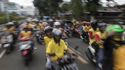 Suporter Bhayangkara FC merayakan gelar juara Liga 1 dengan konvoi dari Lapangan Bhayangkara menuju PTIK, Jakarta, Selasa (12/12/2017). Polri memberikan penghargaan kepada pemain dan official Bhayangkara FC. (Bola.com/Vitalis Yogi Trisna)