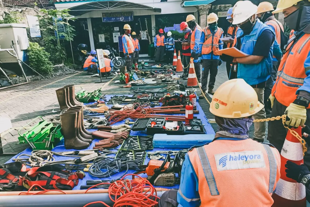 PLN  menyiagakan lebih dari 50 ribu personil  mulai dari Aceh hingga Papua untuk pengamanan infrastruktur kelistrikan jika terjadi kebanjiran, pohon tumbang maupun pengamanan jaringan. (Dok PLN)