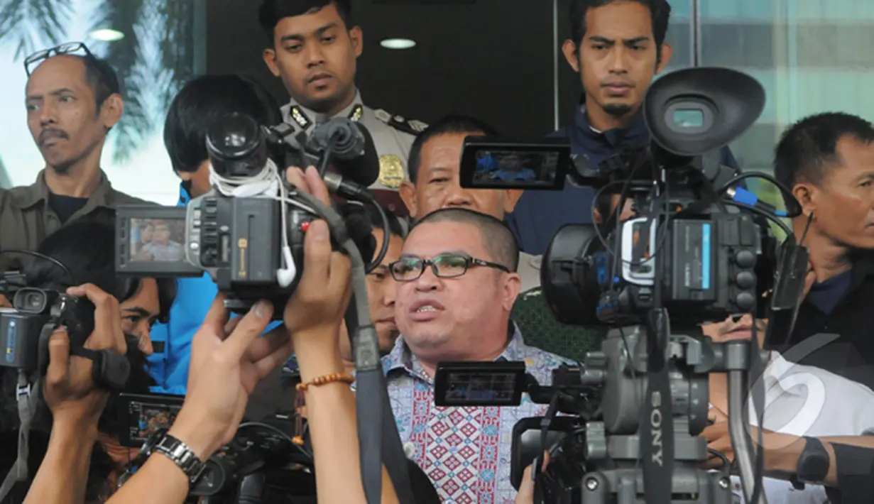 Razman Arif Nasution, menjawab pertanyaan wartawan di depan Gedung Komisi Pemberantasan Korupsi (KPK), Jakarta, Jum'at (13/2/2015).  Kedatangan Razman untuk menyampaikan terkait adanya teror terhadap pegawai KPK. (Liputan6.com/Herman Zakharia)