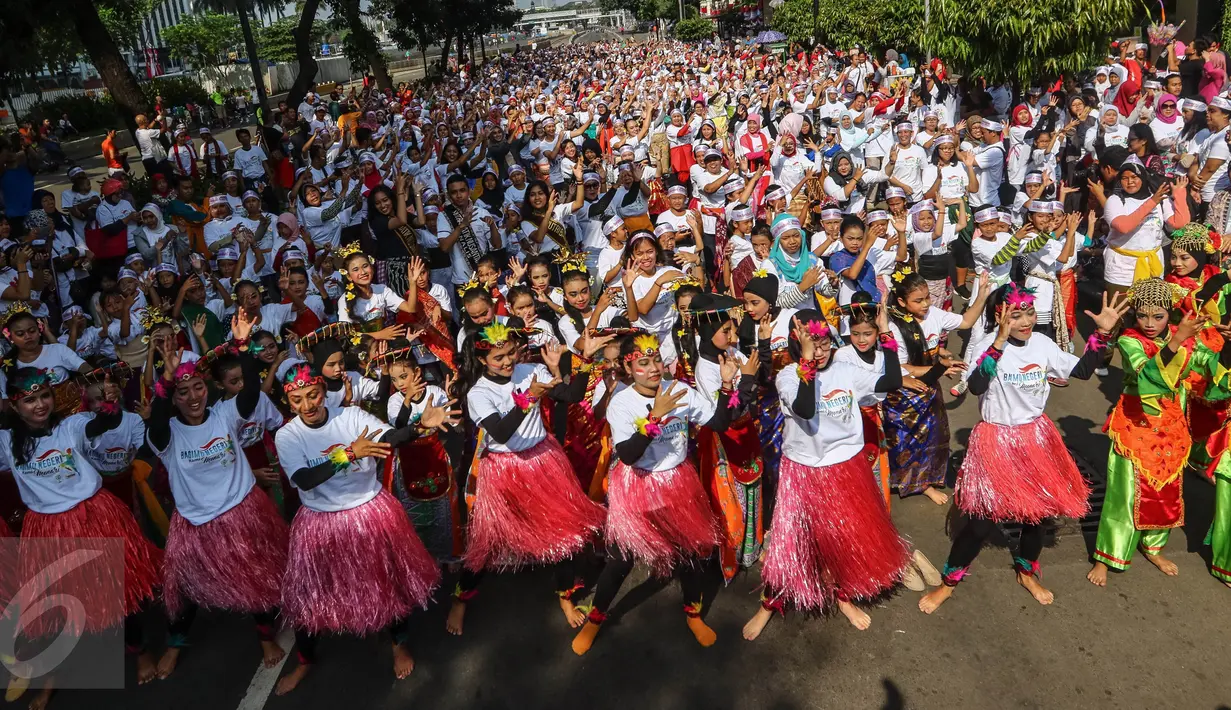 Antusias peserta mengikuti flashmob 1745 penari yang membawakan tarian tradisional di kawasan Senayan Jakarta, Minggu (21/8). Anak-anak hingga orang dewasa antusias mengikuti kegiatan yang merupakan bagian perayaan HUT RI ke 71 (Liputan6.com/Fery Pradolo)