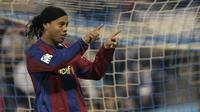 5. Ronaldinho - Pemain asal Brasil ini bergabung dengan Barcelona pada 2003-2008. Ronaldinho mampu mengemas 94 gol dari 207 penampilan di Barcelona. (AFP/Diego Tuson)