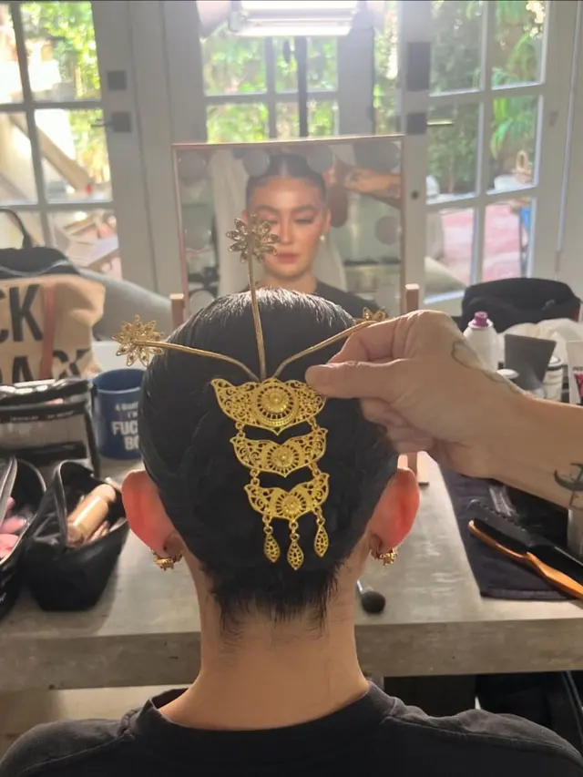Gaya Agnez Mo di Gold Gala, Pakai Tusuk Konde Kembang Goyang hingga Boots Batik