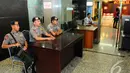 Meski status siaga 1 telah dicabut, sejumlah obyek vital di Ibukota tetap mendapat penjagaan dari aparat Kepolisian Daerah Metro Jaya, Jakarta, Rabu (23/7) (Liputan6.com/Andrian M Tunay)