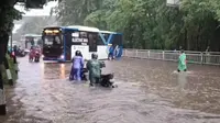 Jakarta Diguyur Hujan, Jalan Mayjen DI Panjaitan Jaktim Tergenang