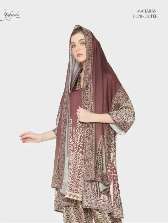 Koleksi menampilkan kebaya bernuansa lembut yang dipadukan kain tenun khas nusantara. Siluetnya sederhana namun elegan, mencerminkan identitas Kebayaku by Indah yang selalu mengangkat kekayaan kain tradisional dari berbagai daerah di Indonesia. (foto/dok: fimela.com)