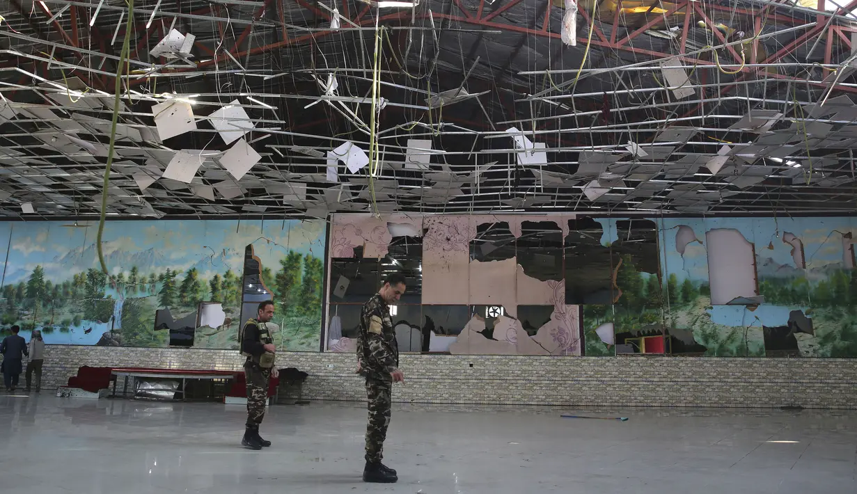 Tentara Afghanistan memeriksa ruang pernikahan yang rusak setelah ledakan di Kabul, Afghanistan, Minggu (18/8/2019). hingga saat ini, belum ada kelompok yang mengklaim bertanggung jawab di balik serangan tersebut. (AP Photo/Rafiq Maqbool)