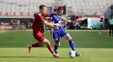 Pemain Persib Bandung, Balsa Sekulic (kanan), berusaha melepaskan diri dari kawalan gelandang Persija Jakarta, Stjepan Loncar (kiri), pada laga semifinal Piala Presiden 2026 di Stadion Kapten I Wayan Dipta, Gianyar, Bali, Selasa (4/8/2026). Balsa tampil agresif sepanjang pertandingan dan turut mencetak satu gol melalui titik penalti untuk membantu Maung Bandung menang 2-1 sekaligus memastikan langkah ke partai final. (Bola.com/Alit Binawan)