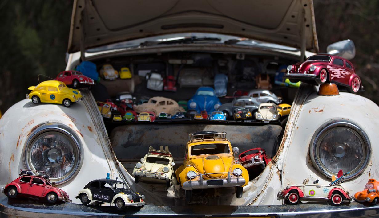 Aneka miniatur mobil Volkswagen Beetle yang dipajang dalam ajang pertemuan tahunan "Beetle club" di Yakum, Israel tengah (21/4). Dalam pertemuan ini mereka memamerkan mobil Volkswagen Beetle dengan aneka modifikasi. (AP Photo / Oded Balilty)