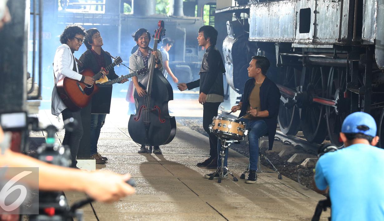 Band D'Masiv pada saat syuting video klip terbarunya di Museum Transportasi, TMII, Jakarta, Senin (14/11). Band D'Masiv membuat video klip dengan single yang berjudul Melodi. (Liputan6.com/Herman Zakaria)