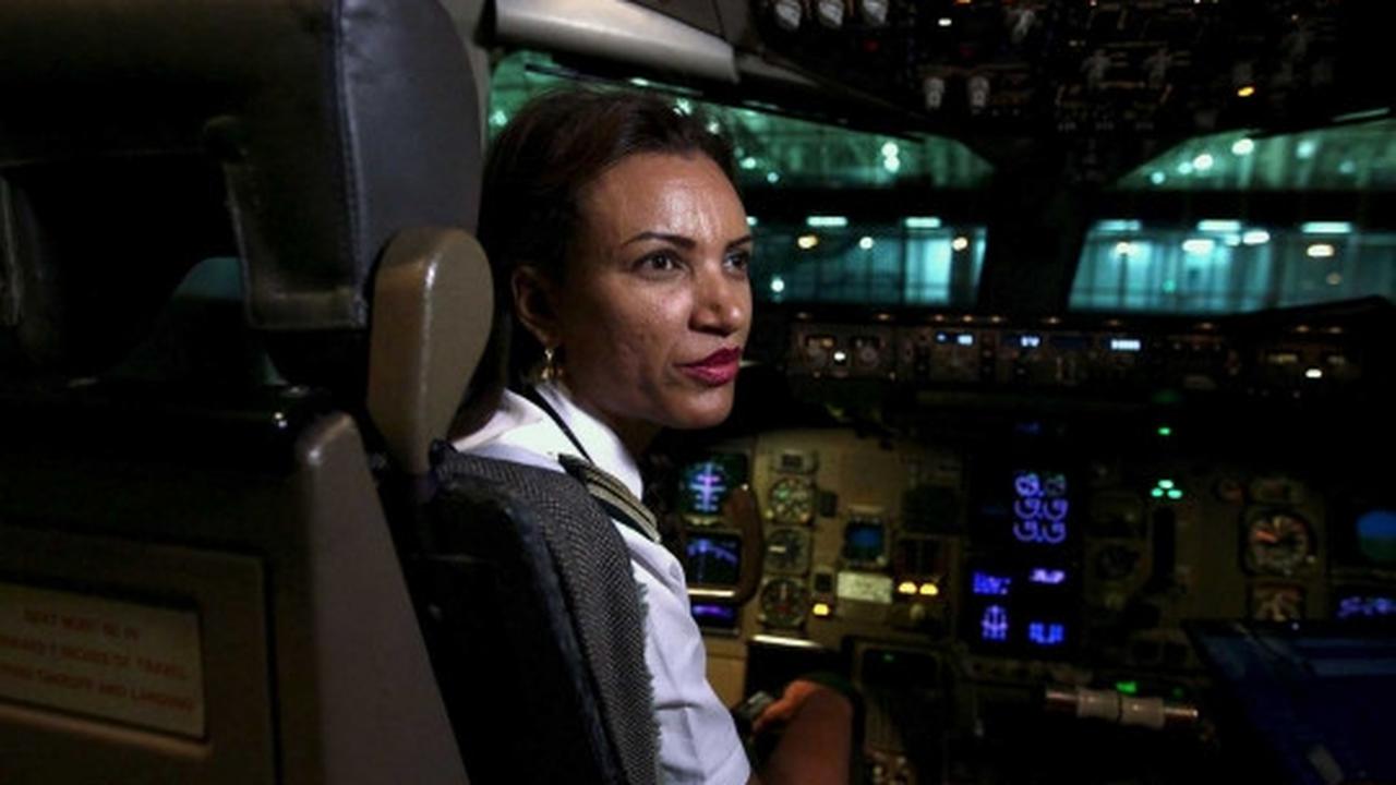 Keren, kru di penerbangan Ethiopian Airlines ini wanita semua