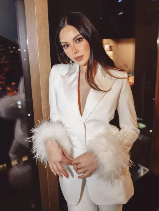 <p>Bergaya ala Barbie, Alyssa Daguise terlihat begitu memesona dengan blazer putih disertai aksen bulu yang sempurna. [Foto: Instagram/ Alyssa Daguise]</p>