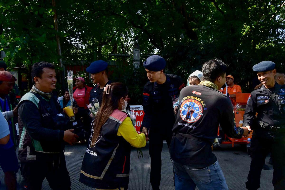 FOTO: Aksi Damai Ojol Tebar Mawar untuk Perdamaian