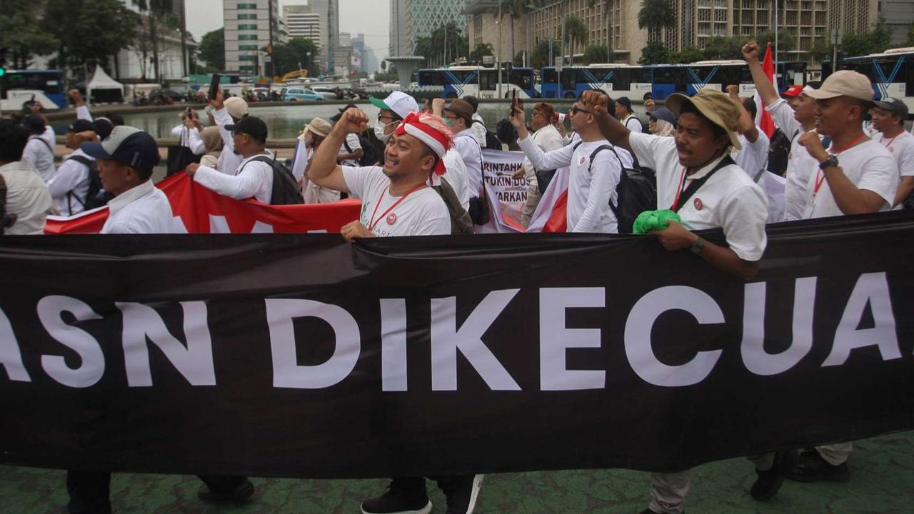FOTO: Aksi Ratusan Dosen ASN Turun ke Jalan Demo Tuntut Tukin Sejak 2020 Segera Dibayar